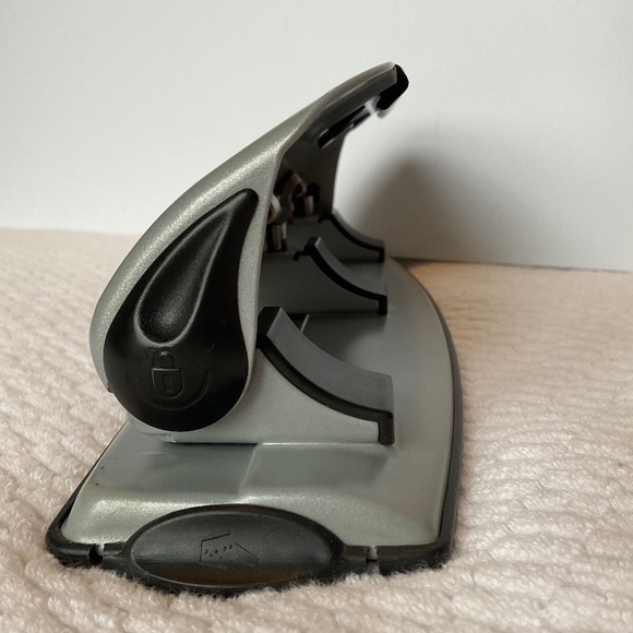 Swingline Safety 3-Hole Punch - Silver/Black - Picture 6 of 16
